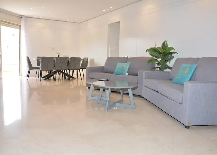 Renovated 3 Bedroom - Residence With Pool Next The Beach