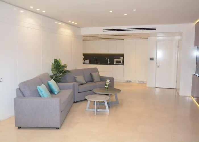 Renovated 3 Bedroom - Residence With Pool Next The Beach