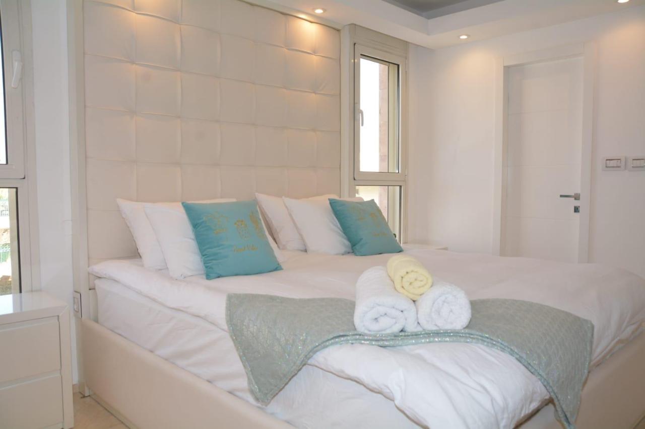 Renovated 3 Bedroom - With Pool Next The *